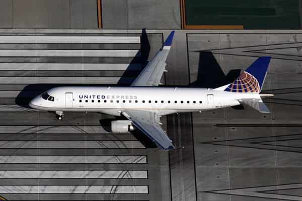United Express Embraer 175
