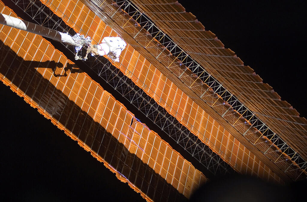 shuttle Discovery spacewalk to repair solar array