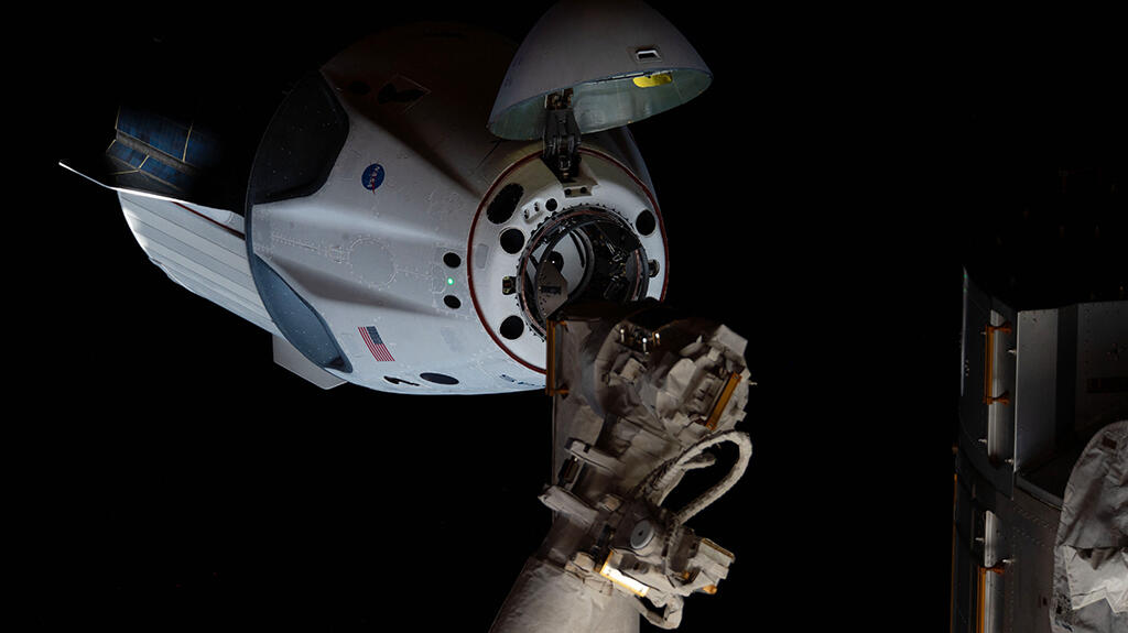 SpaceX Crew Dragon commercial space taxi