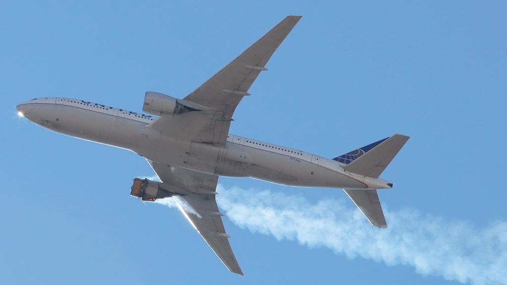 United Flight 328 aircraft with cracked fan blade