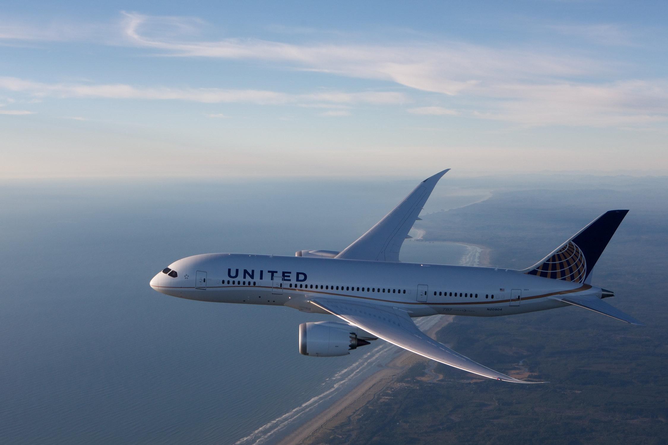 united 787 flying
