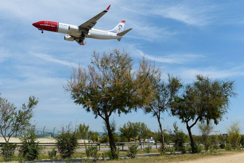 Norwegian prepares to land at Barcelona Airport