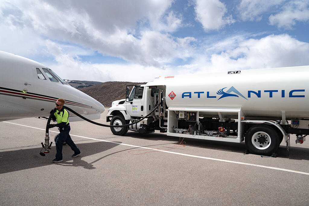 Atlantic Aviation pumping Neste MY at Aspen