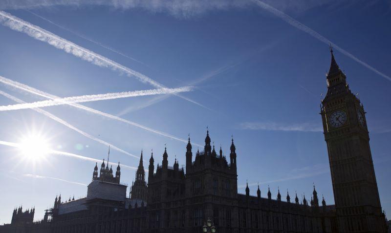 contrails Big Ben