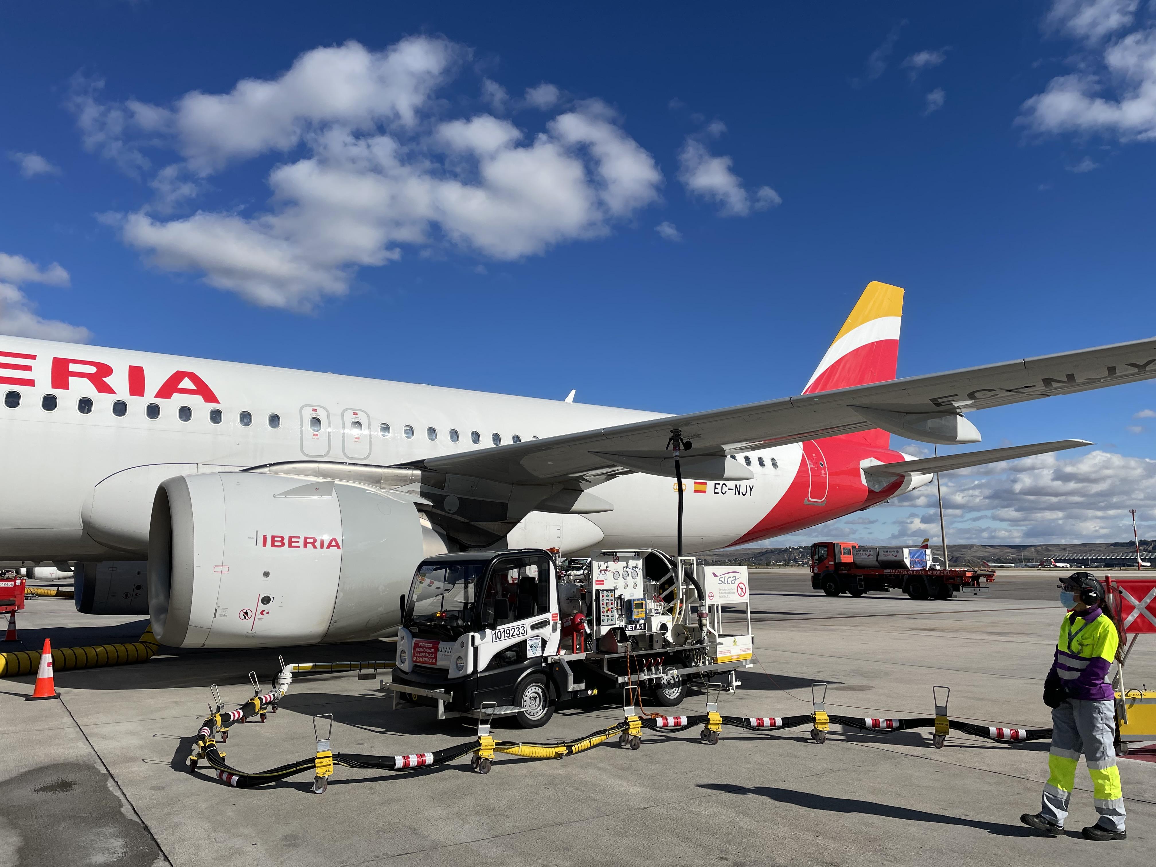 Iberia Airbus A320neo loading biofuel