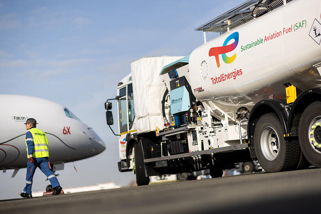 Falcon 6X refueling with TotalEnergies
