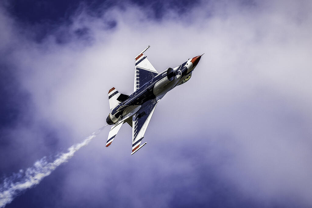 Thunderbirds F-16 climbs