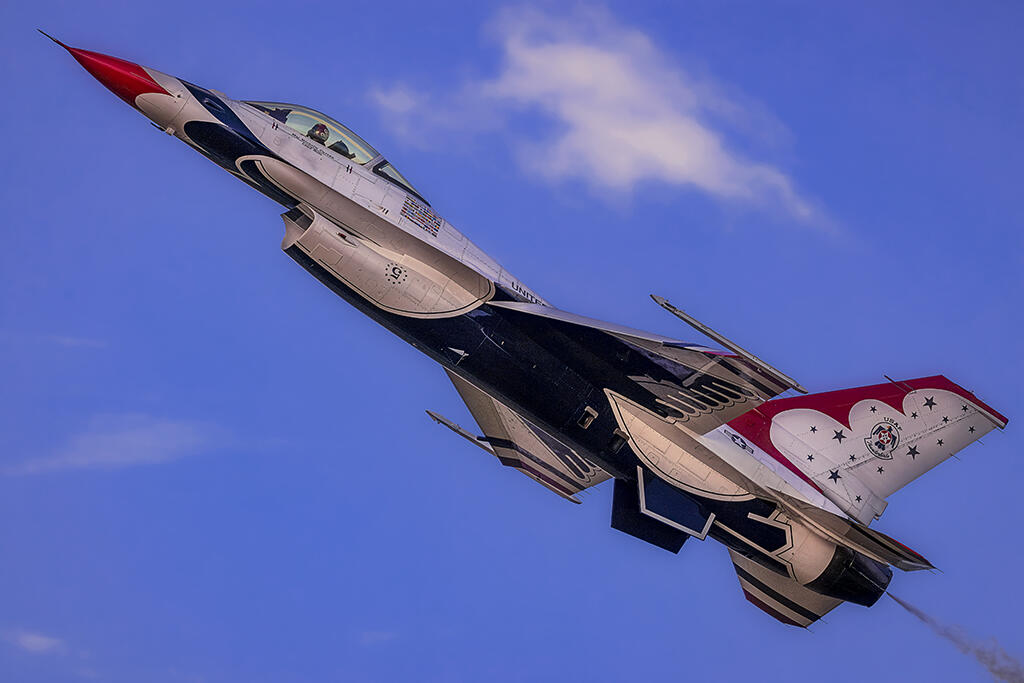 Thunderbirds F-16 climbs