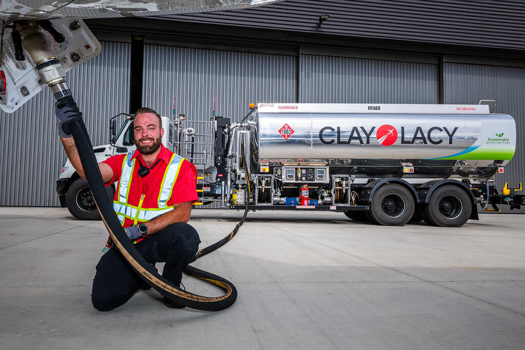 Clay Lacy, Shane Pavini line service lead