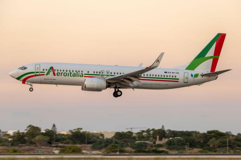 Aeroitalia Boeing 737-85F