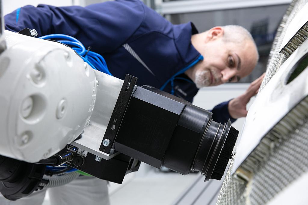 Lufthansa Technik technician