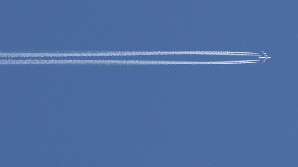 aircraft contrails