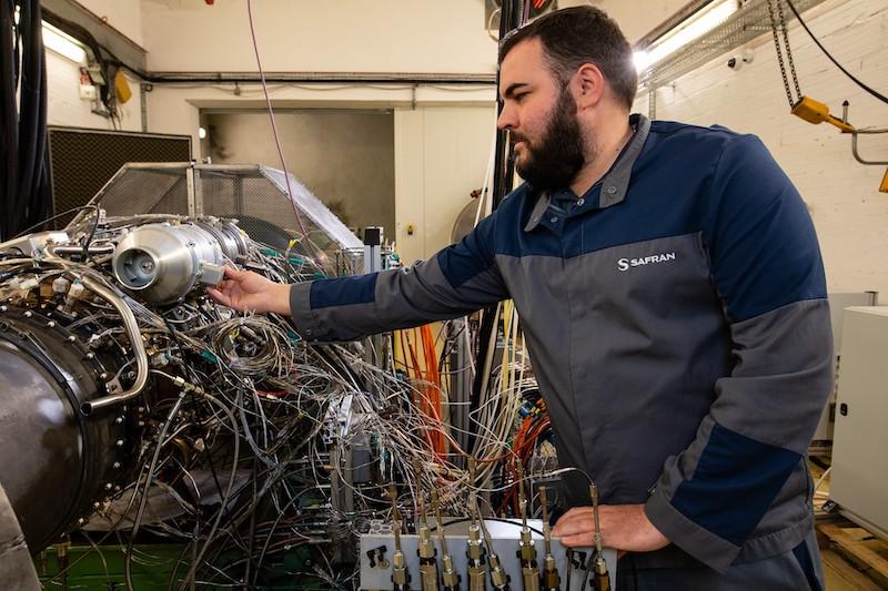 Safran Helicopter Engines worker