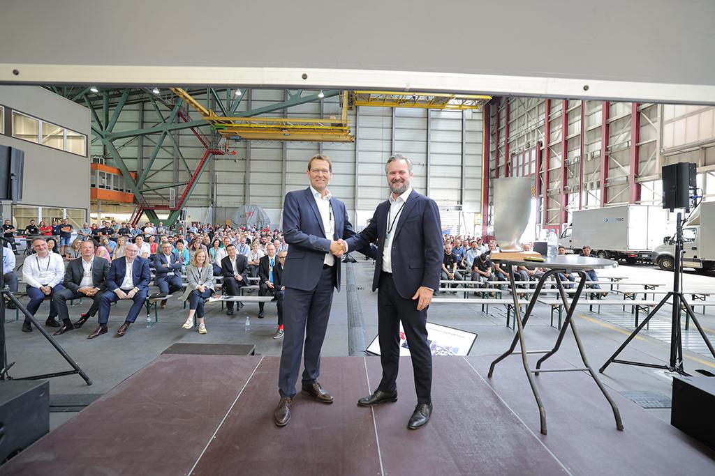 Matthias Dullmann and Jean-Marc Lenz shaking hands