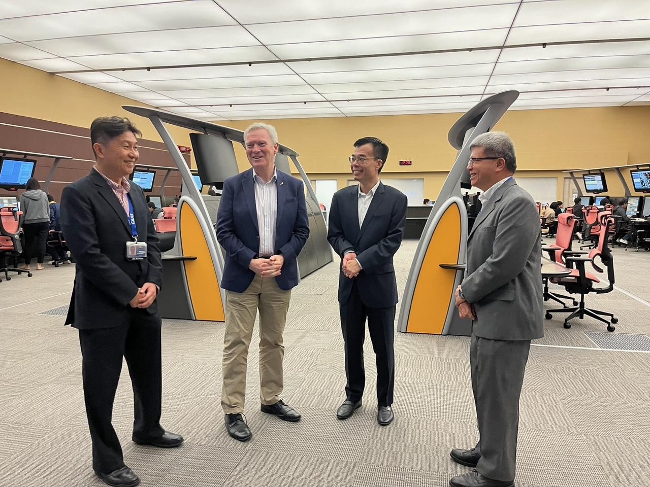 Padhraic Kelleher (center left) at the Singapore ATC center, with CAAS DG Han Kok Juan (center right).