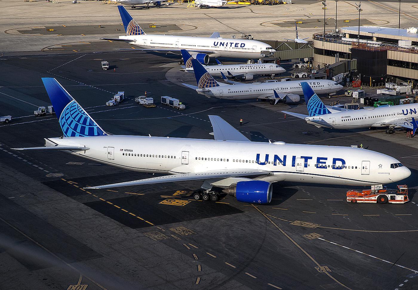 united boeing 777 new and old livery
