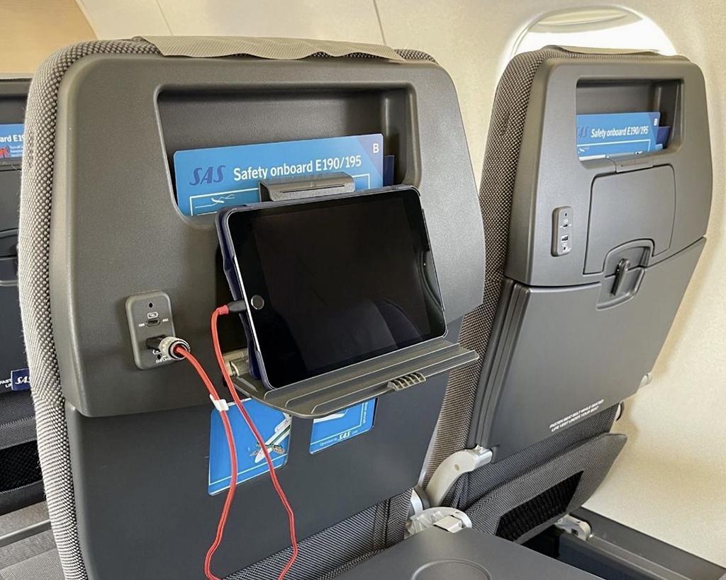 Embraer E190 seats with new in-seat power supply system